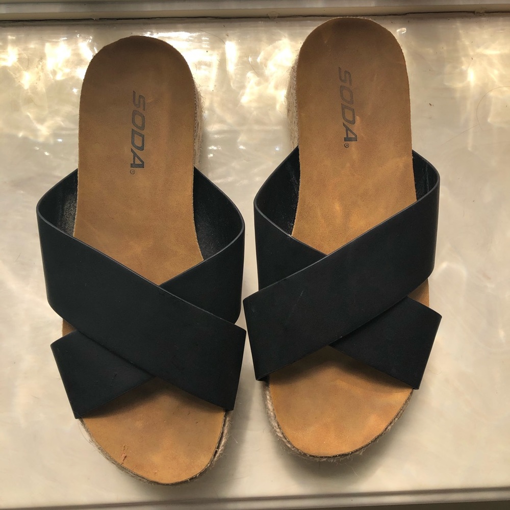 Black crisscross platform slide sandal